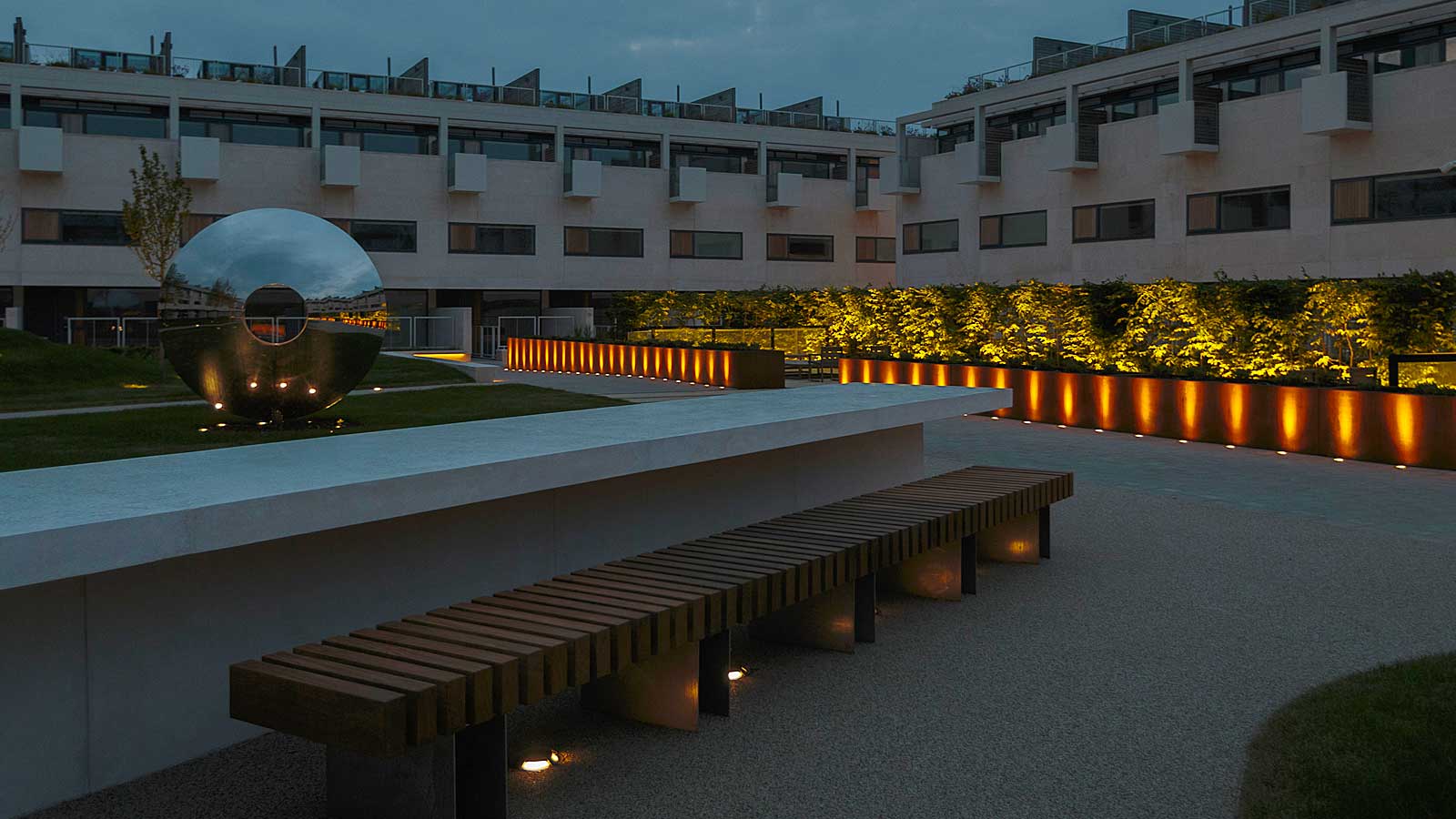 Suggestivo progetto illuminotecnico del giardino del prestigioso complesso residenziale di Gabriel Square